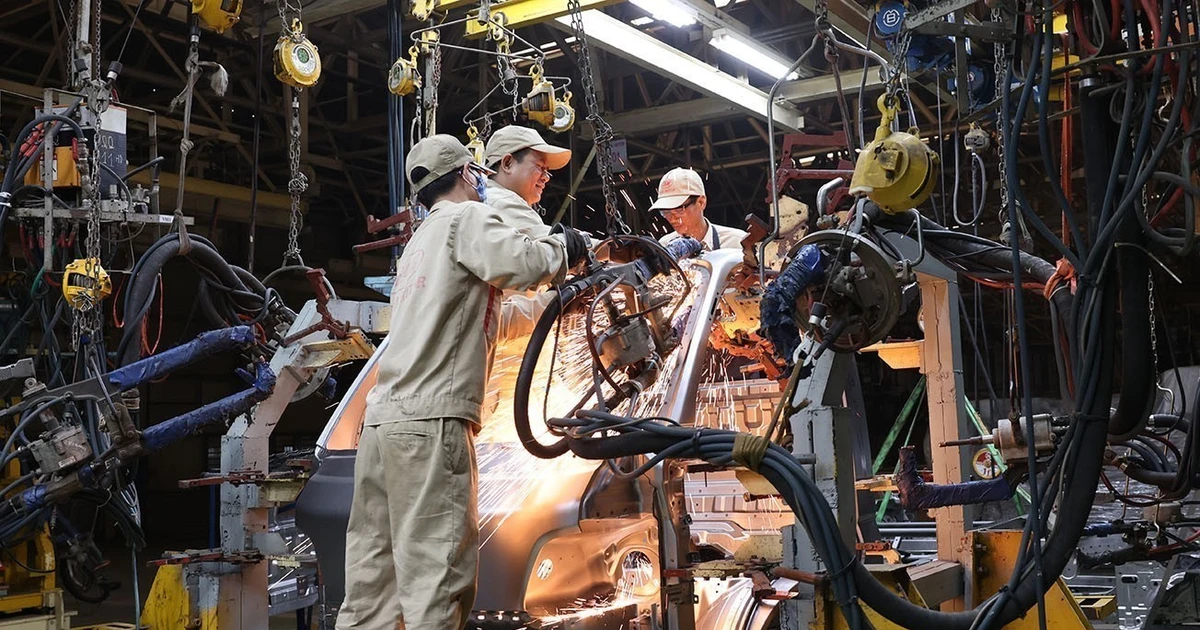 Fabrication des châssis automobiles à l’aide d’équipements de soudage spécialisés, à l’usine automobile VEAM, située dans le parc industriel de Bim Son. Photo: VNA.