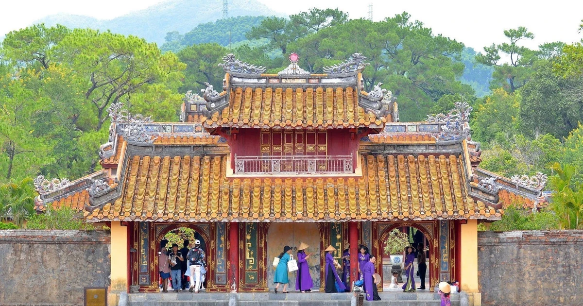 Des touristes visitent les sites emblématiques de la ville de Hue. Photo : VNA.