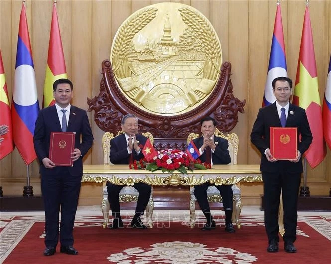 Échange du protocole d’accord entre les ministères de l’Industrie et du Commerce du Vietnam et du Laos. Photo : VNA