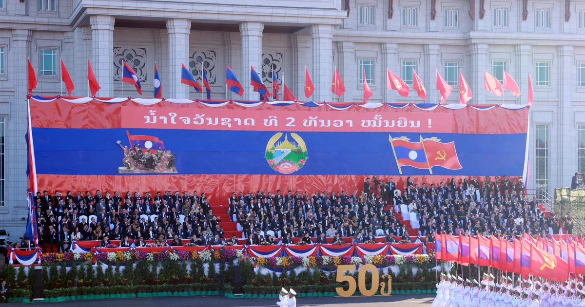 Défilé en l'honneur du 50e anniversaire de la Fête nationale de la République démocratique populaire lao. Photo: VNA 