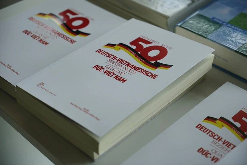 Le livre « 50 ans de relations Vietnam-Allemagne : Partenaires dans le passé, le présent et l'avenir » dresse un bilan complet d'un parcours de coopération marqué par des liens historiques profonds. Photo : VNA. 