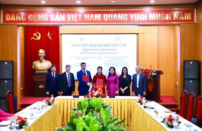 Signature d'un protocole d'accord entre la Zone des vestiges du Président Hô Chi Minh au Palais présidentiel et l’Université d’État de Saint-Pétersbourg. Photo : VNA. 