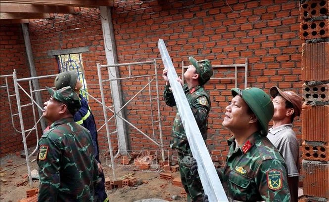 La campagne Quang Trung s'accélère pour offrir un toit avant le Nouvel An lunaire aux sinistrés de Quang Ngai. Photo: VNA