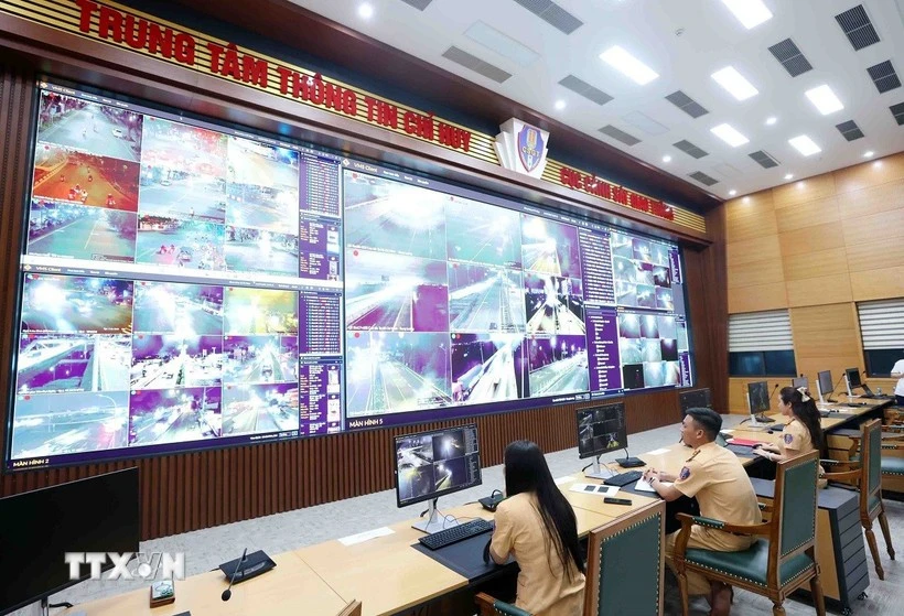 Supervision de la circulation 24h/24 et 7j/7 au Centre de commandement et d'information du Département de la police de la circulation du ministère de la Sécurité publique. Photo : VNA. 