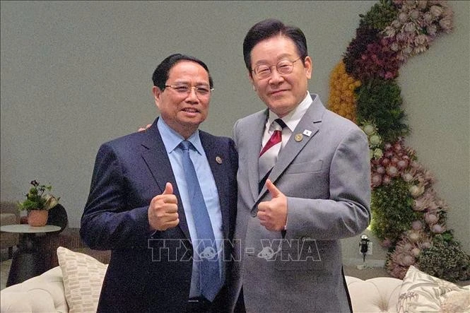 Le Premier ministre Pham Minh Chinh (à gauche) s’est entretenu avec le président sud-coréen Lee Jae Myung. Photo : VNA.