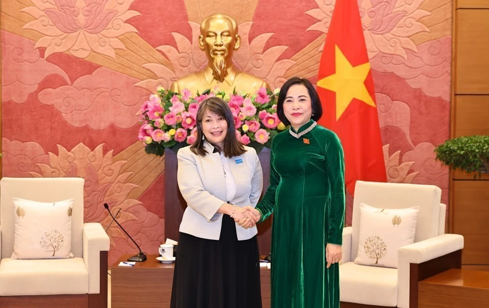 La vice-présidente de l'Assemblée nationale, Nguyên Thi Thanh (droite), reçoit Mme June Kunugi, directrice régionale de l'UNICEF, le 26 novembre à Hanoï. Photo: VNA