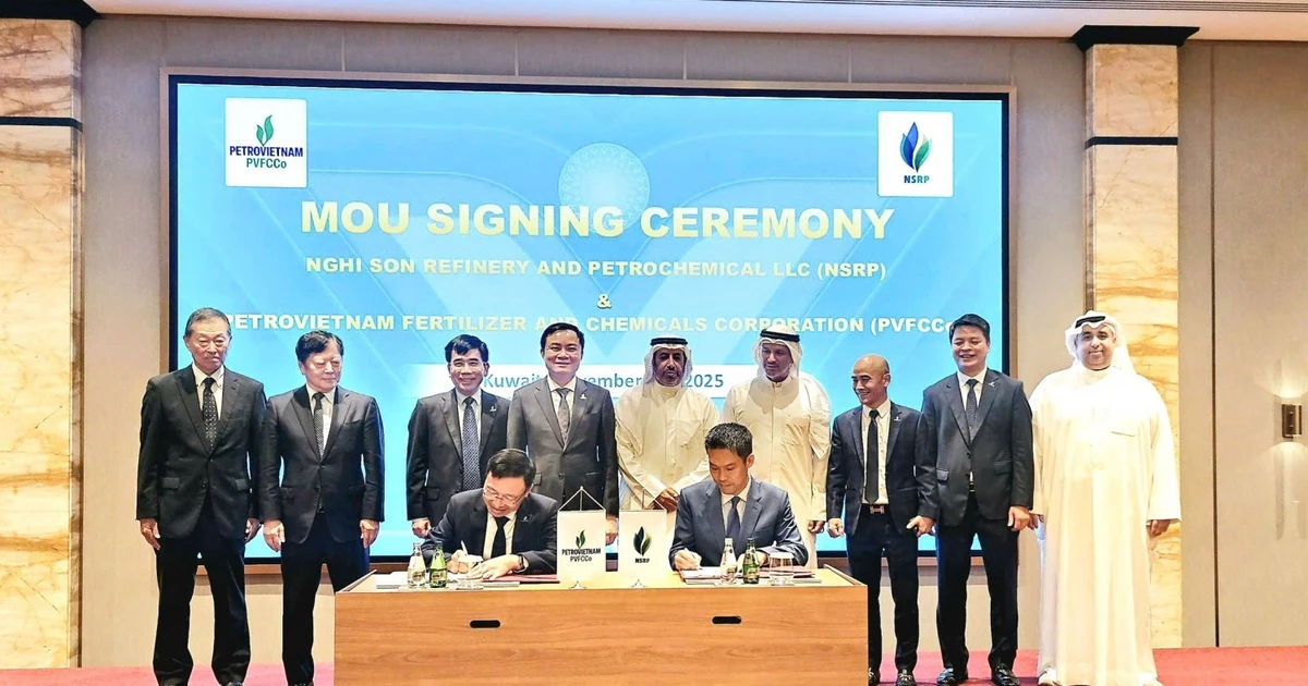 Cérémonie de signature du protocole d’accord entre la compagnie générale des engrais et des produits chimiques de Petrovietnam (PVFCCo – Phu My) et la NSRP. Photo : PetroTimes. 