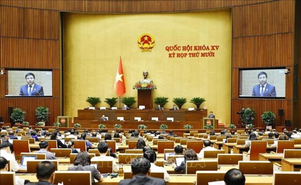 Le ministre des Finances, Nguyen Van Thang, présente le projet de loi sur les réserves nationales (amendée). Photo : VNA.