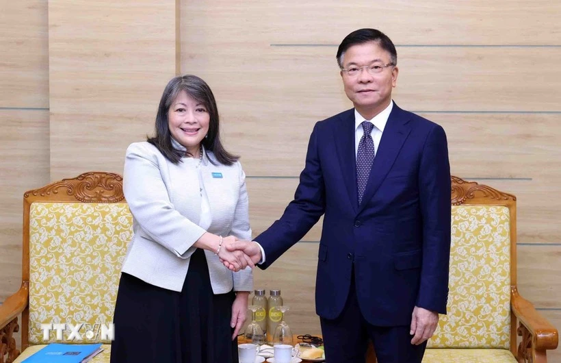 Le vice-Premier ministre Le Thanh Long reçoit Mme June Kunugi, directrice régionale de l'UNICEF pour l'Asie de l'Est et le Pacifique, le 26 novembre, à Hanoï. Photo : VNA.