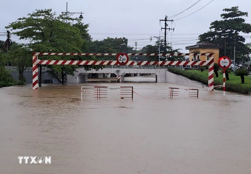 Les pluies diluviennes et inondations graves frappent actuellement plusieurs localités du Centre du Vietnam. Photo : VNA.