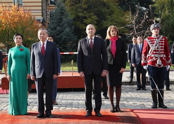 Le président bulgare Roumen Radev et son épouse (à droite) président, le 23 octobre, à Sofia, une cérémonie d'accueil solennelle en l'honneur du secrétaire général du PCV, To Lam, et de son épouse, Ngo Phuong Ly (à gauche). Photo . VNA. 