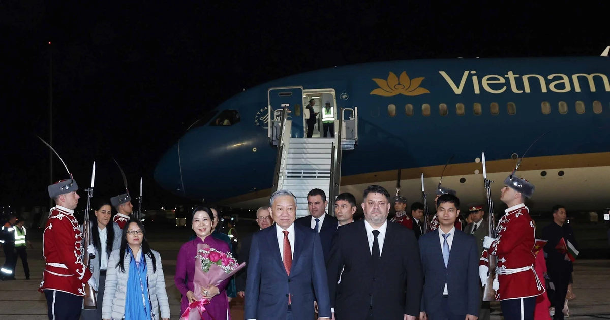Le SG du Parti, To Lam, son épouse Ngo Phuong Ly, et une délégation vietnamienne de haut rang sont arrivés à Sofia le 22 octobre (heure locale), entamant une visite officielle de trois jours en Bulgarie. Photo : VNA 