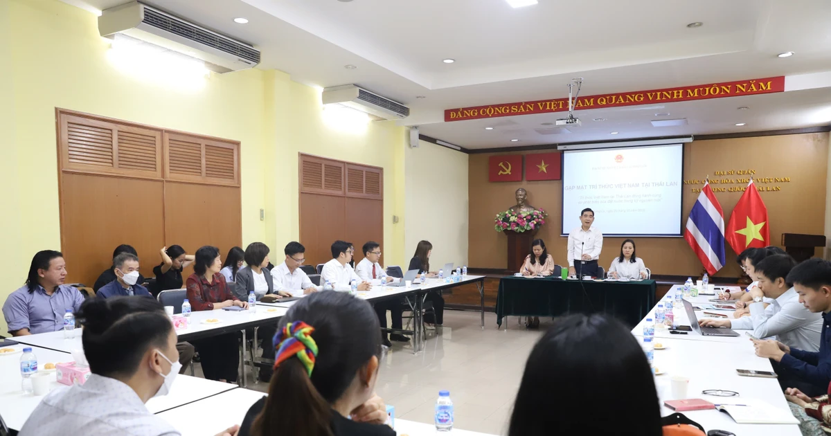 Rencontre avec des intellectuels et chercheurs vietnamiens résidant, étudiant et travaillant en Thaïlande. Photo : VNA.