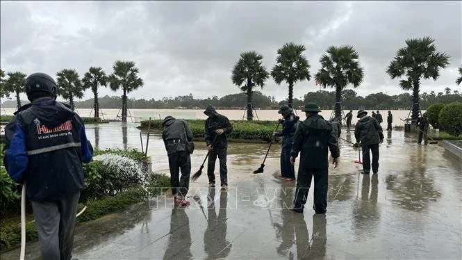 Des officiers et des soldats sont mobilisés pour nettoyer le centre-ville de Hue. Photo : VNA.