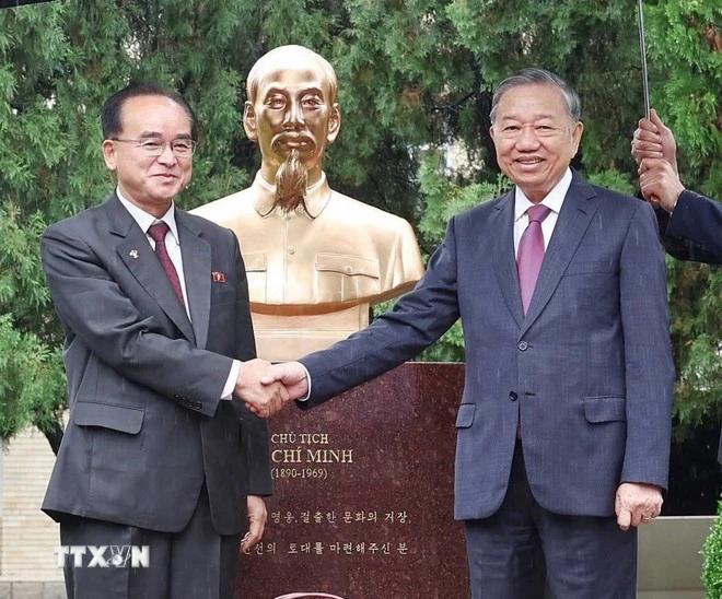 Le SG du PCV To Lam (droite) et Cho Yong Won, membre permanent du Bureau politique, secrétaire du Comité central du Parti et chef du Département d'organisation et d'orientation du Parti du Travail de Corée, à la cérémonie d'inauguration de la statue du Président Ho Chi Minh. Photo : VNA. 