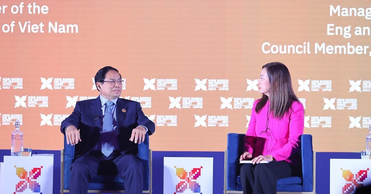 Le Premier ministre Pham Minh Chinh participe à la session de dialogue de haut niveau du Sommet des affaires et de l’investissement de l’ASEAN (ABIS) 2025. Photo: VNA