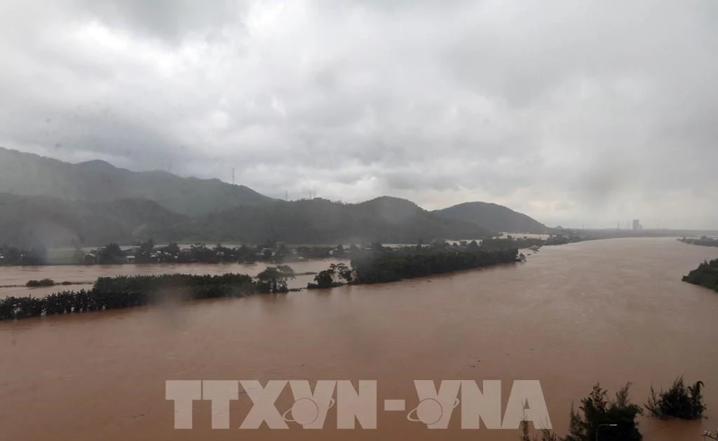 Les pluies diluviennes et inondations dans le Centre du Vietnam causent des dégâts considérables, affectant plus de 4 870 hectares de rizières et de cultures. Photo : VNA.
