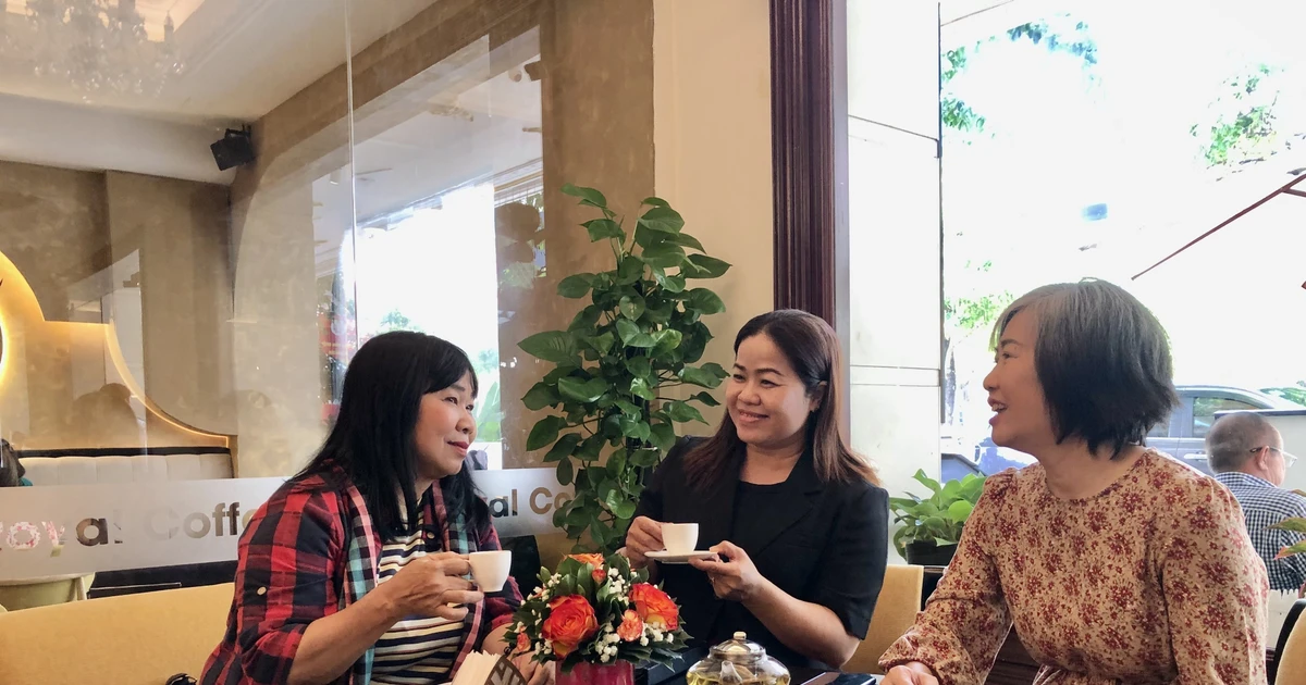 Les visiteurs dégustent le thé vietnamien. Photo : VNA.
