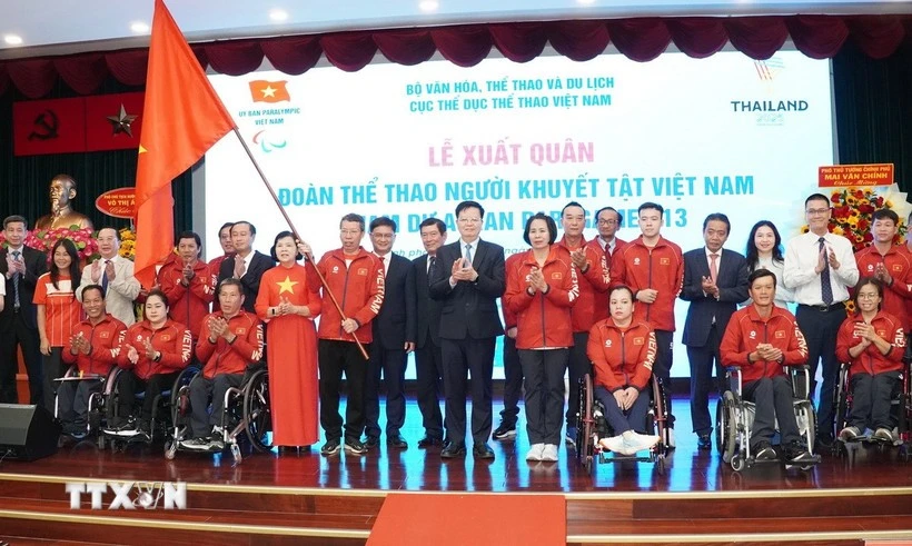 Le vice-Premier ministre Mai Van Chinh, des représentants des ministères, départements et agences du gouvernement et de Hô Chi Minh-Ville, ainsi que des sportifs lors de la cérémonie de départ. Photo : VNA. 