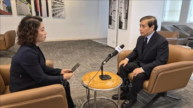 Le professeur Vu Minh Khuong, de l'École de politiques publiques Lee Kuan Yew à Singapour, répond à une interview de l'Agence vietnamienne d'information. Photo : VNA. 