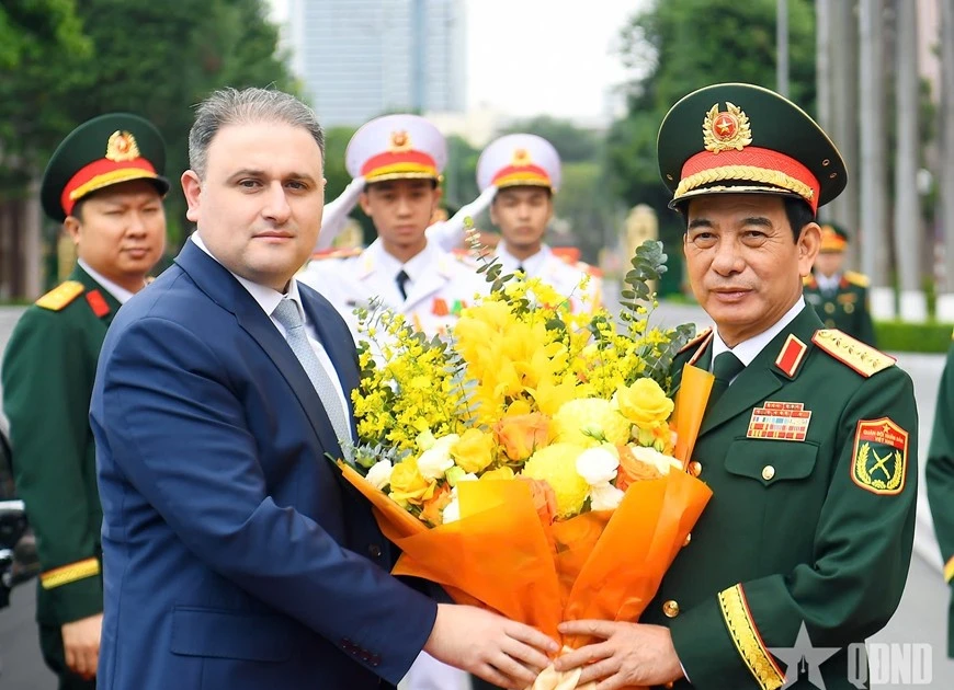 Le général Phan Van Giang, ministre vietnamien de la Défense, (droite) et le ministre de l'Industrie de la défense de la République d'Azerbaïdjan, Vugar Mustafayev. Photo : VNA. 