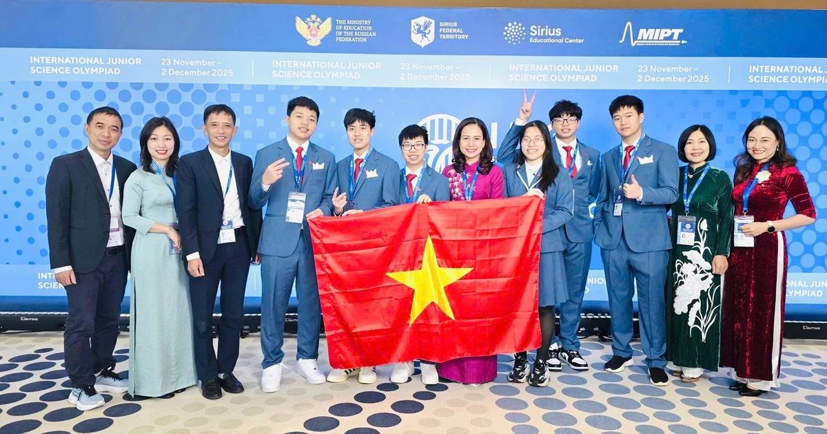 Les six élèves hanoïens représentant le Vietnam aux Olympiades internationales junior des sciences (IJSO) 2025, tenues en Russie, remportent chacun une médaille. Photo : VNA. 