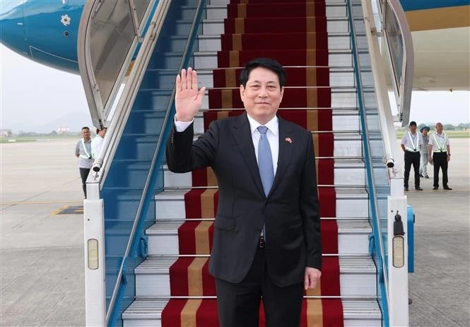 Le président vietnamien Luong Cuong quite Hanoi pour assister la célébration des 80 ans de la victoire contre le fascisme en Chine. Photo : VNA.
