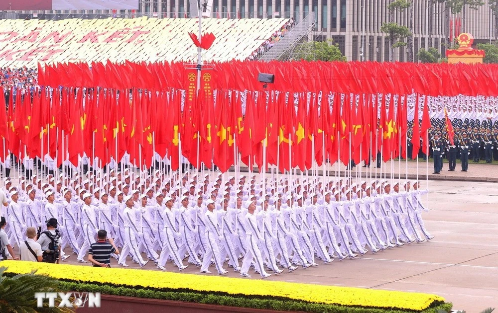 La formation avec le drapeau du Parti et le drapeau national. Photo : VNA.