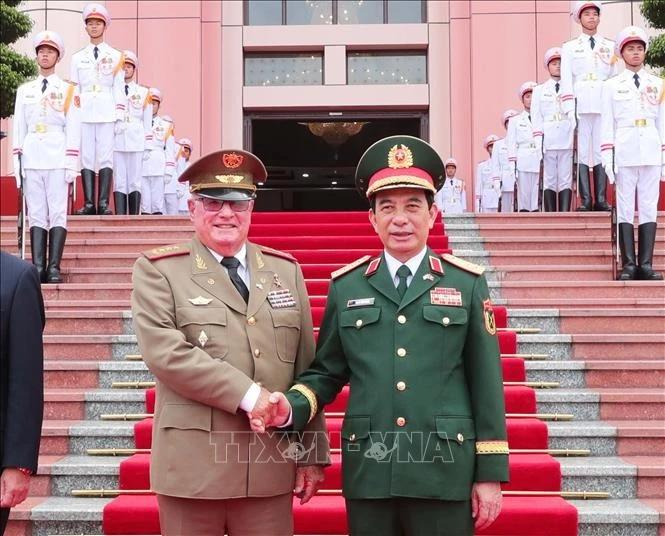 Le général d’armée Phan Van Giang, membre du Bureau politique, vice-secrétaire de la Commission militaire centrale et ministre vietnamien de la Défense (droite) et le général d’armée Álvaro López Miera, membre du Bureau politique et ministre des Forces armées révolutionnaires de Cuba. Photo : VNA. 