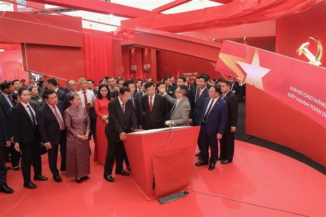 Des dirigeants lao et cambodgiens visitent l'exposition des 80 ans de réussites nationales du Vietnam. Photo : VNA.
