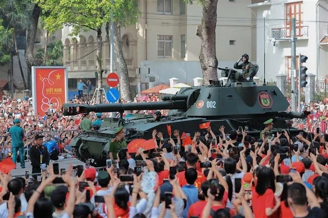 Les formations de chars et de véhicules blindés sont accueillies par la foule. Photo : VNA.