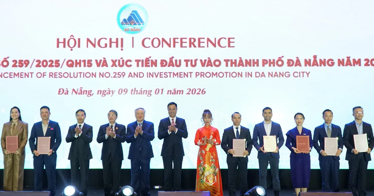 Remise des certificats d'adhésion au Centre financier international du Vietnam à Da Nang. Photo : VNA.