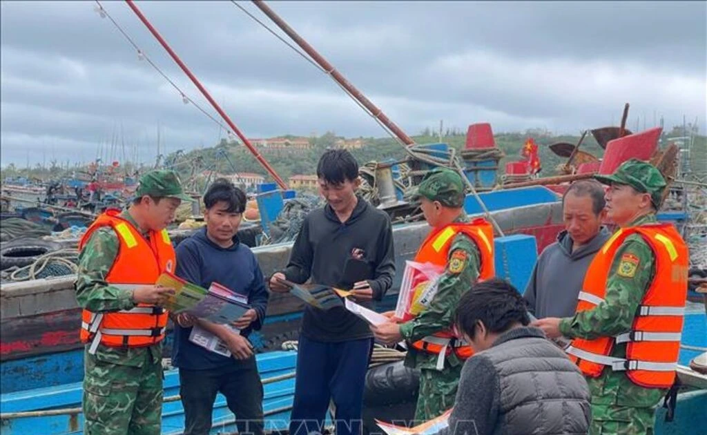 Les gardes-frontières se coordonnent avec les garde-côtes pour sensibiliser les pêcheurs à la lutte contre la pêche illicite, non déclarée et non réglementée (INN) au port de Bach Long Vi, à Quang Ninh. Photo : VNA. 