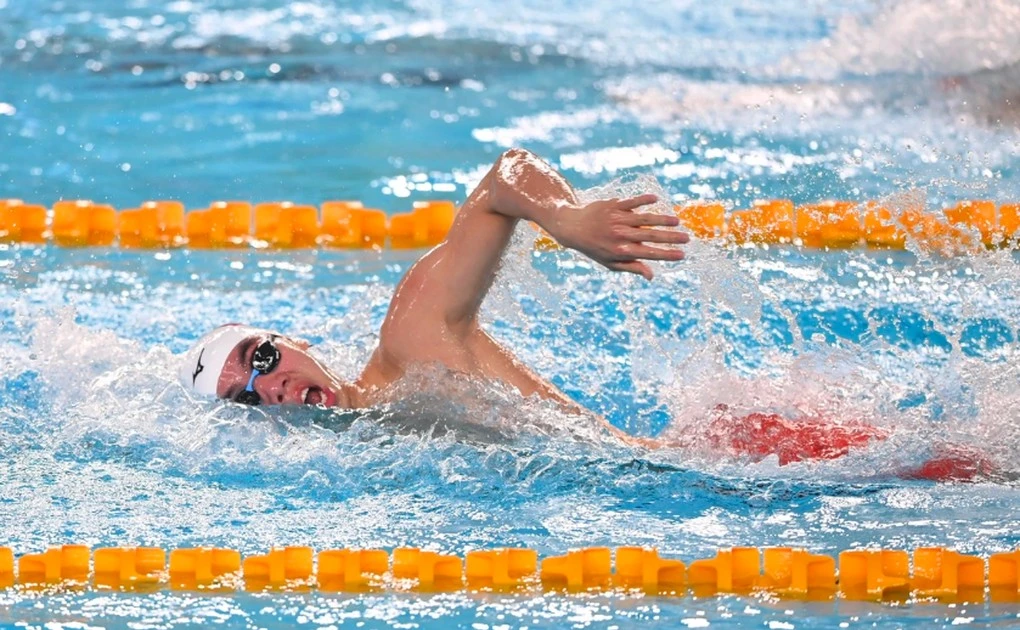 Le nageur vietnamien Huy Hoàng rafle sa deuxième médaille d’or aux Championnats d’Asie de natation 2025, à Ahmedabad, en Inde. Photo: dantri.com.vn
