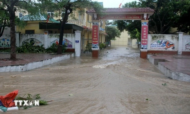 L'eau inonde l'école primaire Thu Thuy dans le quartier de Cua Lo, province de Nghê An. Photo : VNA 