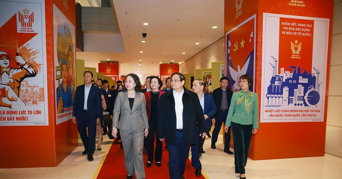 Le Premier ministre Pham Minh Chinh inspecte l’espace d’exposition photographique présentant le mouvement d'émulation patriotique à travers différentes périodes, organisée par l'Agence vietnamienne d’information. Photo : VNA. 