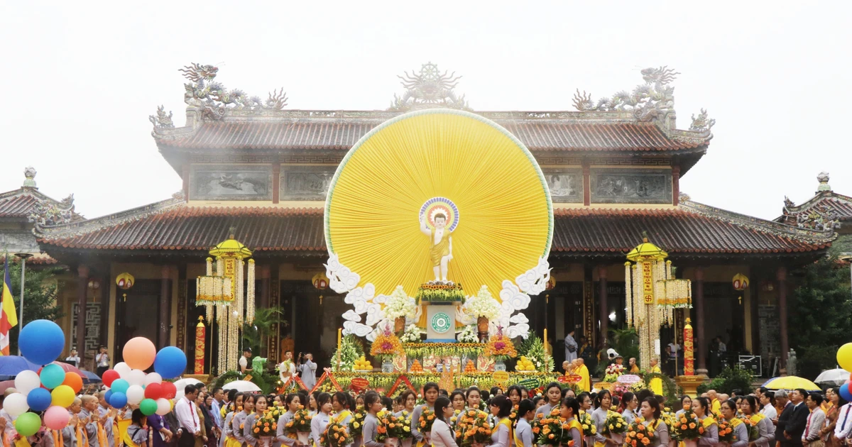 Le 2569e anniversaire de Bouddha célébré dans l'ancienne capitale de Huê Photo : VNA.