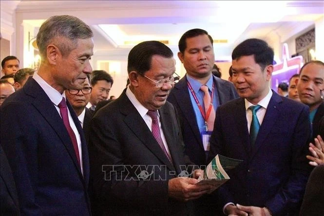 Le président du Sénat du Cambodge, Samdech Techo Hun Sen, visite les stands présentant les entreprises vietnamiennes implantées au Cambodge lors de la cérémonie. Photo : VNA 