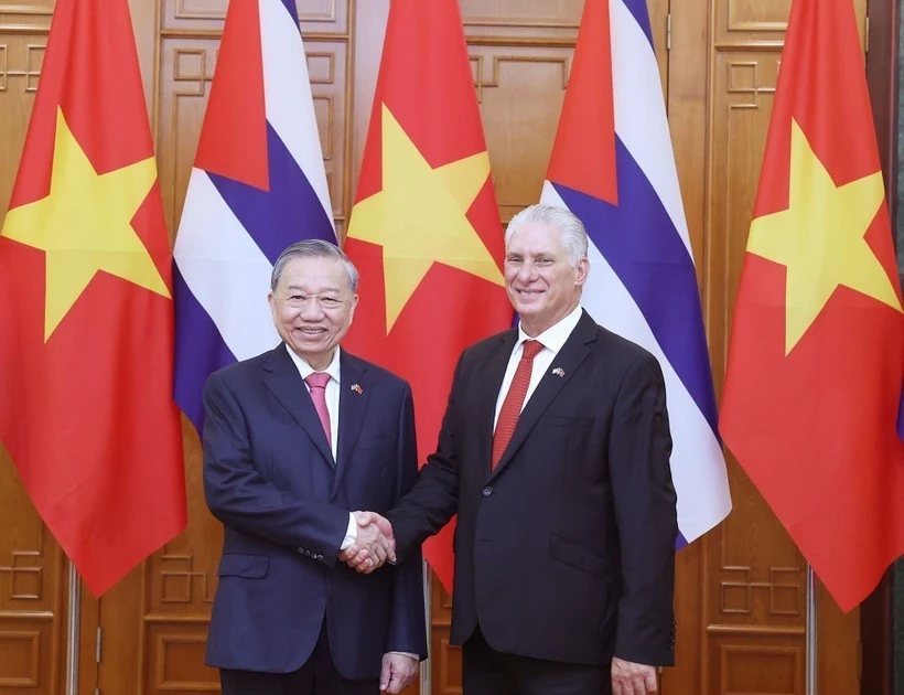 Le secrétaire général du Comité central du Parti communiste du Vietnam Tô Lâm (à gauche), et le premier secrétaire du Comité central du Parti communiste cubain et président cubain Miguel Díaz-Canel Bermúdez se serrent la main, à Hanoi, le 1er septembre. Photo : VNA