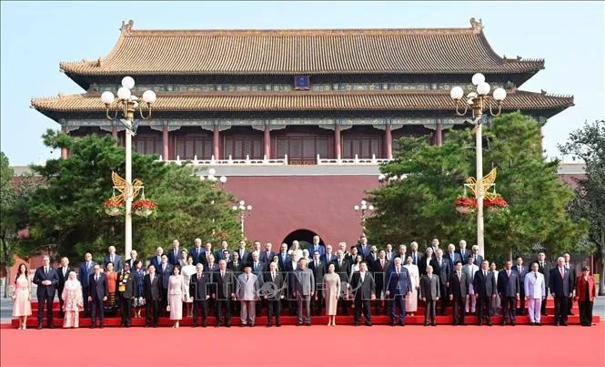 Le président vietnamien Luong Cuong et les dirigeants étrangers posent lors de la de la cérémonie du 80e anniversaire de la victoire des peuples du monde sur le fascisme, à Pékin, en Chine. Photo : VNA. 