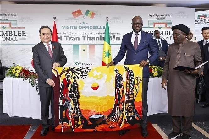 Le président de l’AN du Vietnam, Tran Thanh Man (à gauche), et le président de l’AN du Sénégal, El Malick Ndiaye, échangent des souvenirs. Photo : VNA.