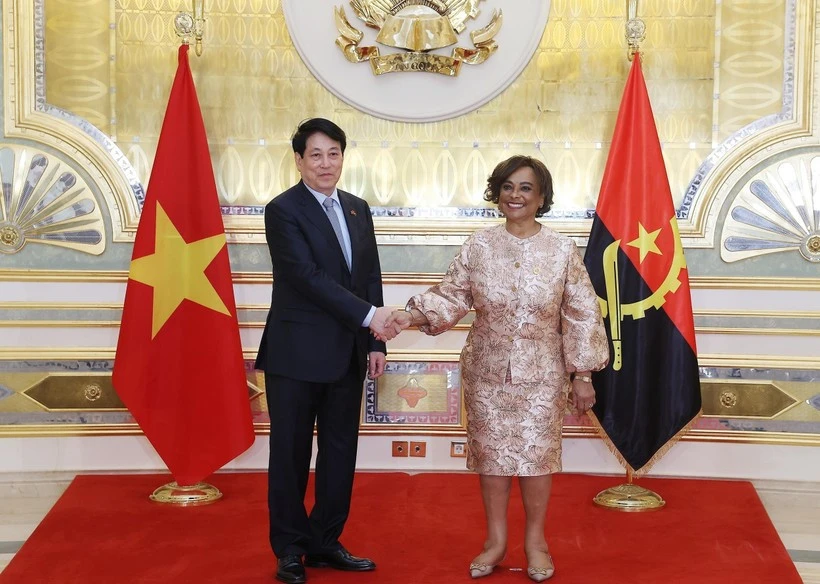 Le président vietnamien Luong Cuong et la présidente de l’Assemblée nationale angolaise Carolina Cerqueira se serrent la main, à Luanda, le 7 août. Photo : VNA. 