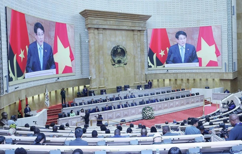 Le président Luong Cuong prononce un discours politique lors de la session plénière de l'Assemblée nationale angolaise, le 7 août. Photo : VNA. 