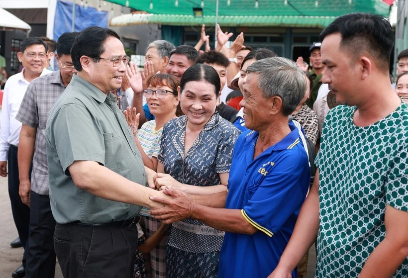 Le Premier ministre Pham Minh Chinh a rendu visite aux habitants de la commune de Binh My, province d’An Giang, le 20 juillet. Photo : VNA.