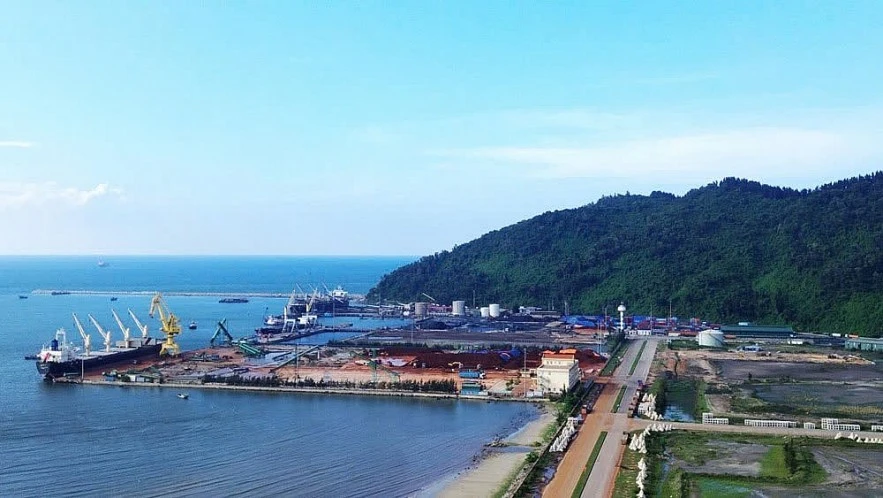Le port de Chân Mây, à Huê, est appellé à devenir un grand port de transit et un système logistique international. Photo : thoibaotaichinhvietnam.vn