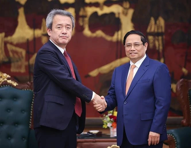 Le Premier ministre Pham Minh Chinh serre la main du PDG de Marubeni Corporation, Masayuki Omoto, à Hanoi, le 14 juillet. Photo : VNA