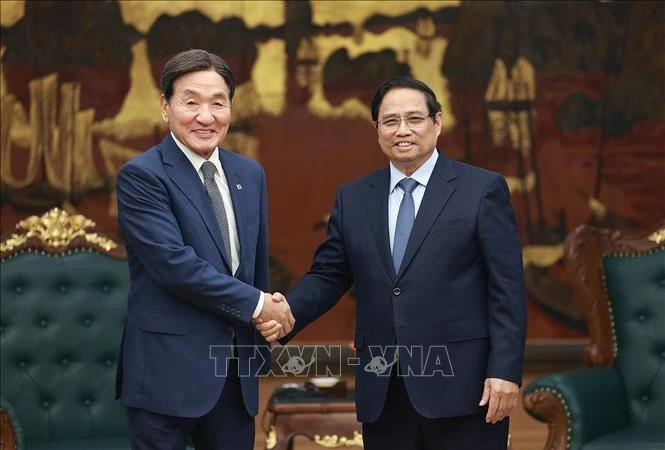 Le Premier ministre Pham Minh Chinh (à droite) serre la main de Park Chang Dal, envoyé spécial du président sud-coréen Lee Jae Myung, le 29 juillet. Photo : VNA. 