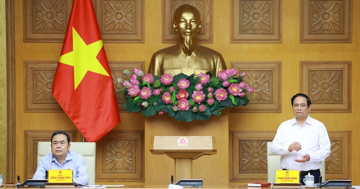 Le Premier ministre Pham Minh Chinh (à droite) et le président de l’Assemblée nationale Trân Thanh Mân, à Hanoi, le 15 octobre. Photo : VNA