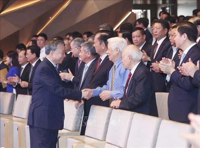 Le secrétaire général du Parti, To Lam, et les délégués présents à l’événement, à Hanoi, le 8 août. Photo : VNA. 