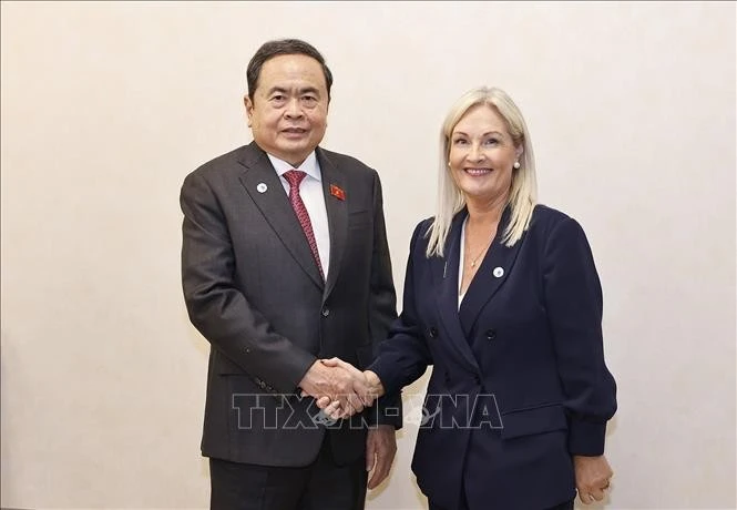 Le président de l’Assemblée nationale du Vietnam, Tran Thanh Man serre la main de Verona Murphy, Ceann Comhairle (présidente) du Dáil Éireann – la chambre basse de l’Oireachtas (Parlement) irlandais. Photo : VNA. 
